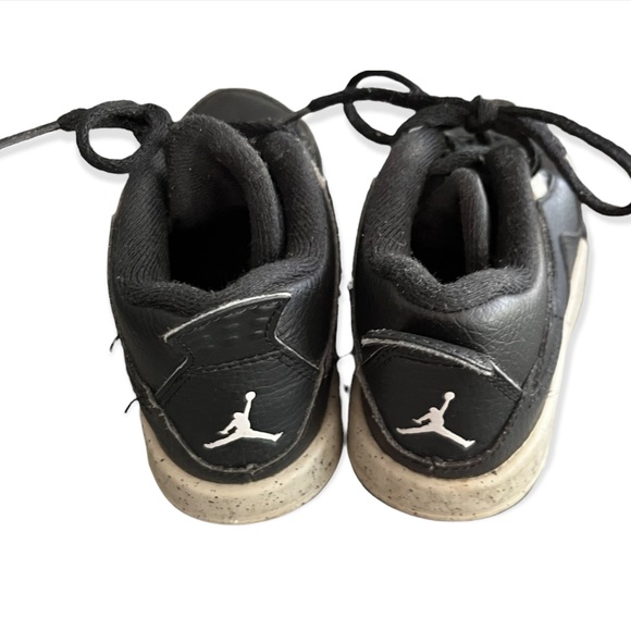 Air Jordan 4 Boy’s Retro Oreo Sneakers size 9 - Picture 4 of 5